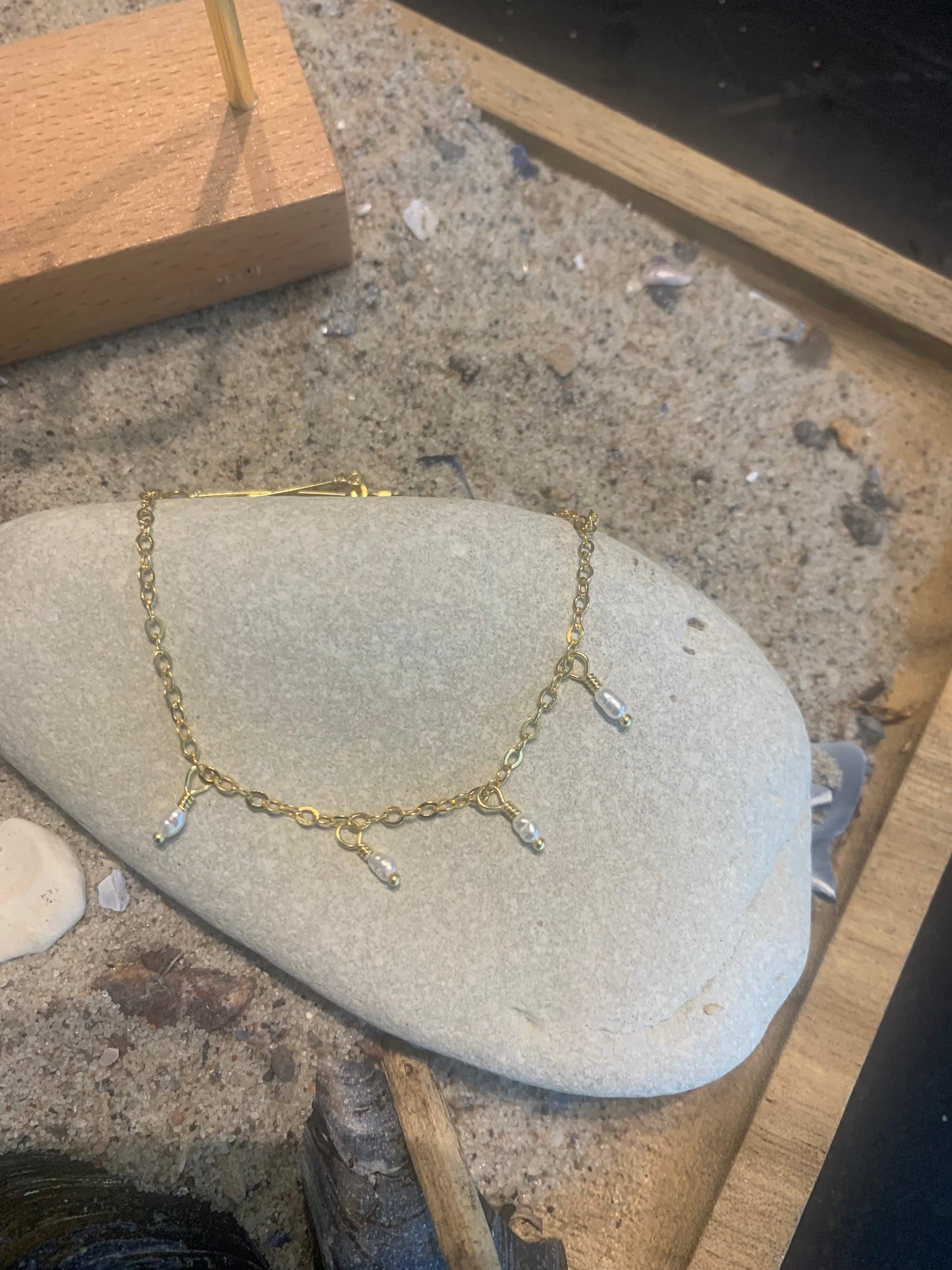 Alma Pearl armbånd guld